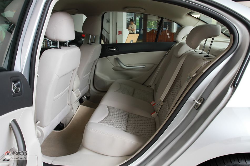 2011款标致408 2.0L手动舒适版