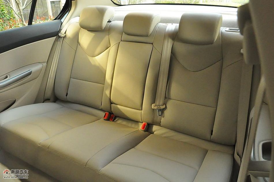 东风标致408试车实拍图