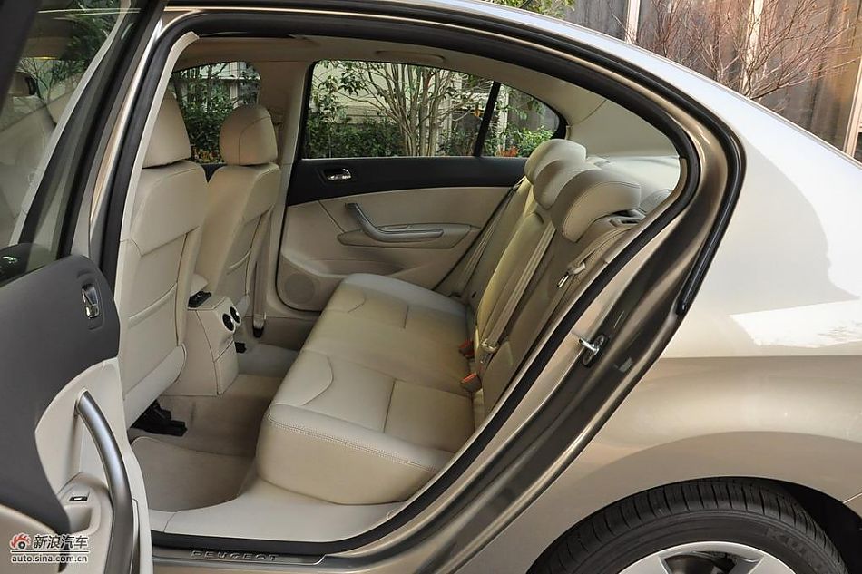 东风标致408试车实拍图