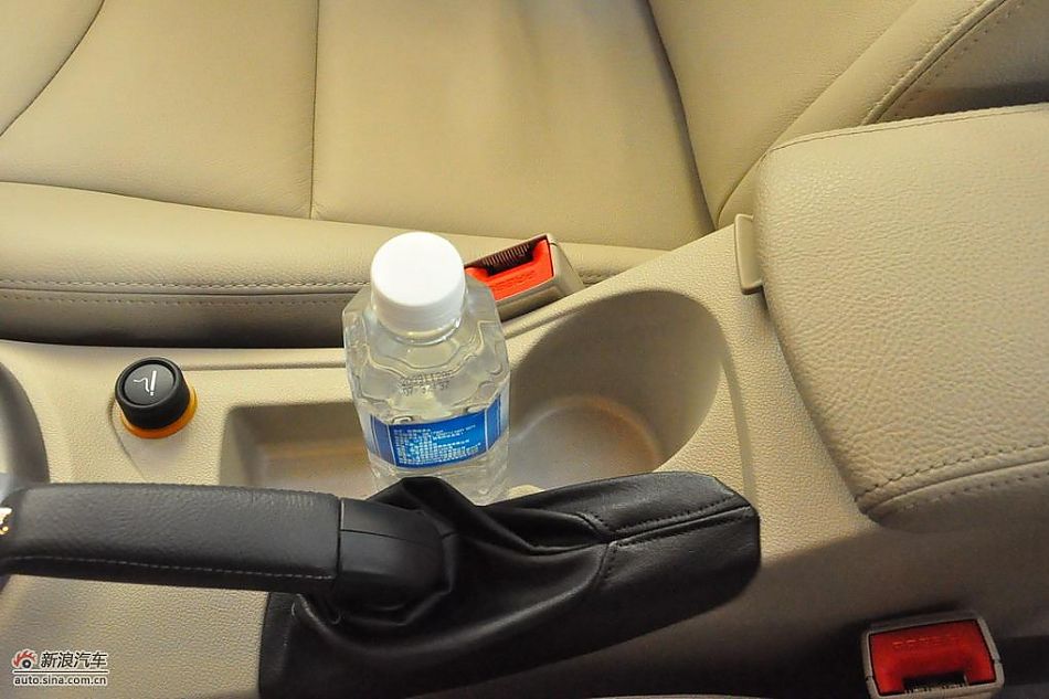 东风标致408试车实拍图