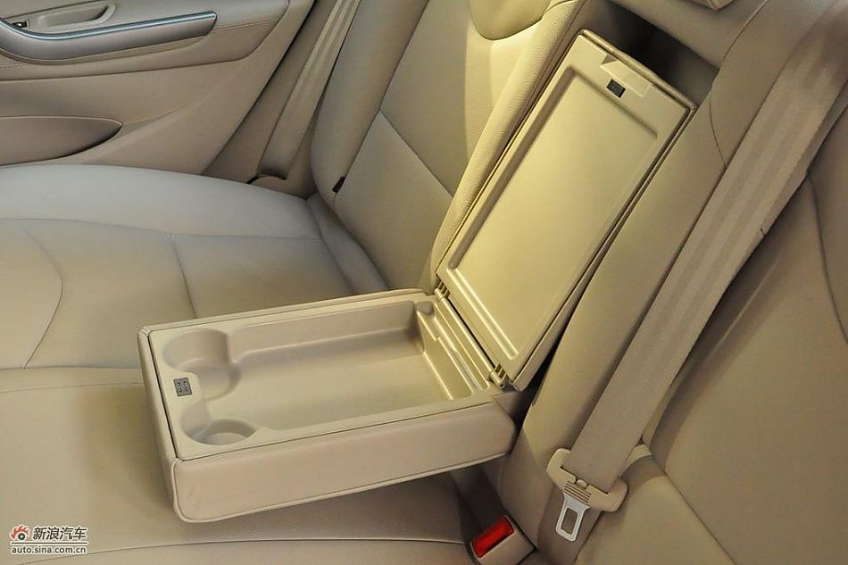 东风标致408试车实拍图