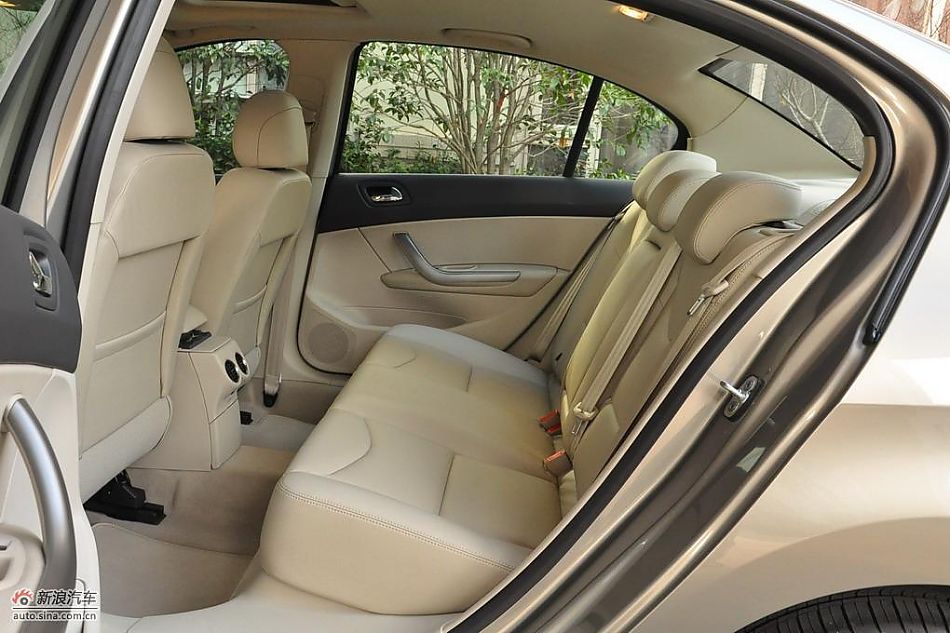 东风标致408试车实拍图