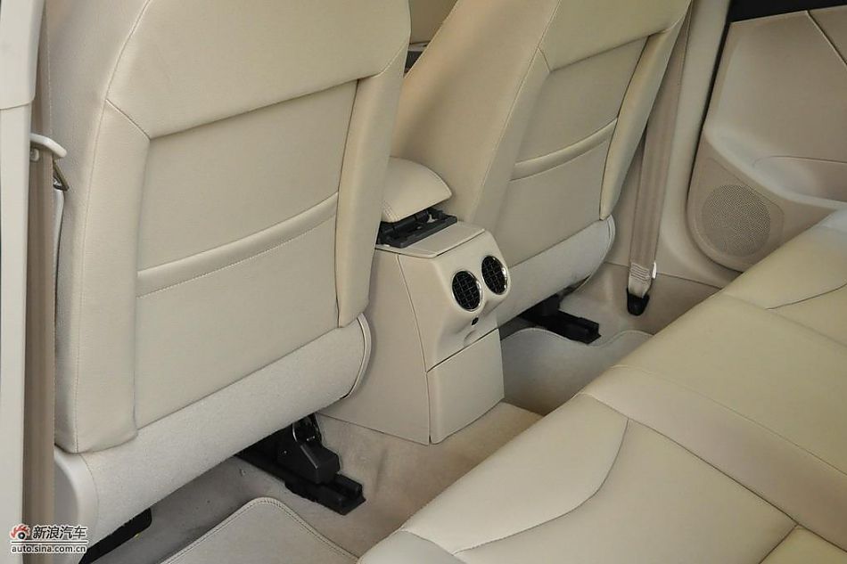 东风标致408试车实拍图