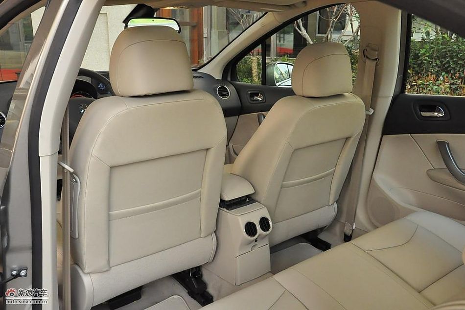 东风标致408试车实拍图