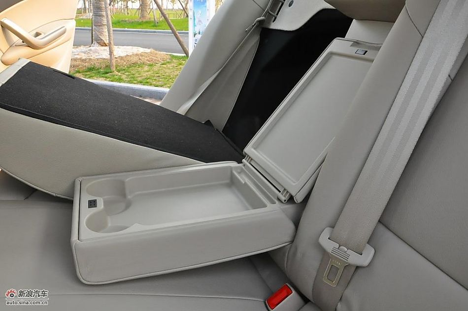 东风标致408试车实拍图