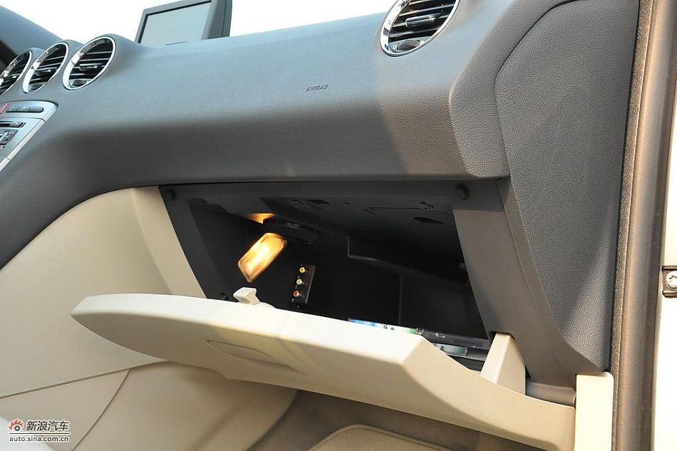 东风标致408试车实拍图