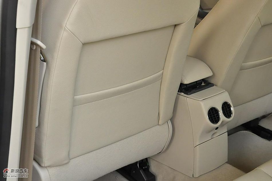 东风标致408试车实拍图