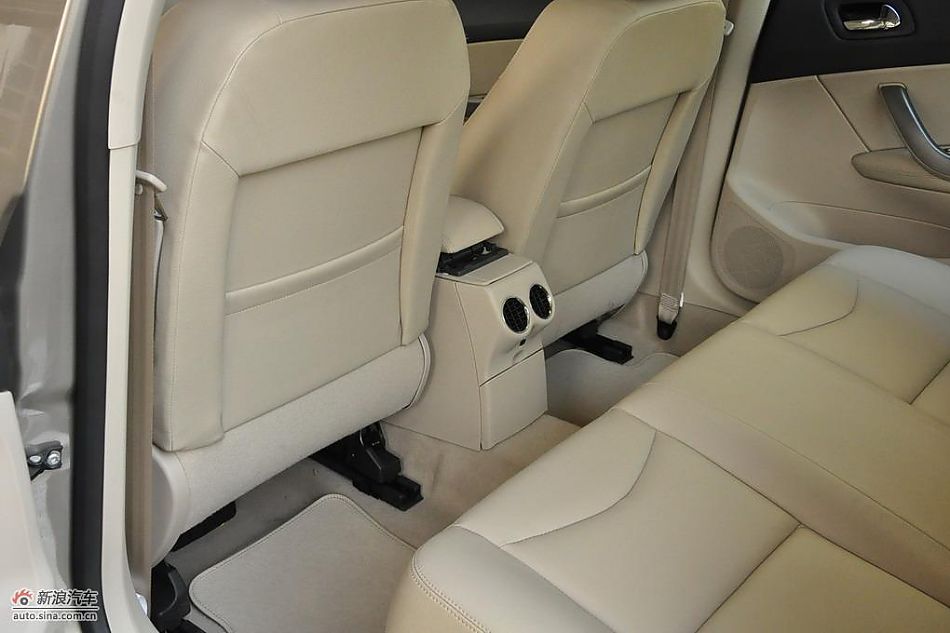 东风标致408试车实拍图