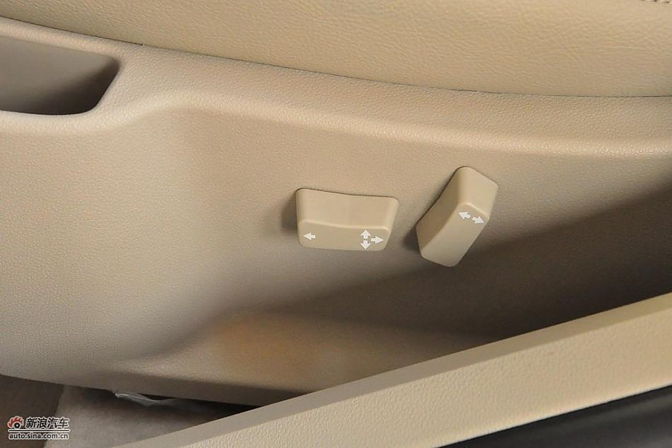 东风标致408试车实拍图