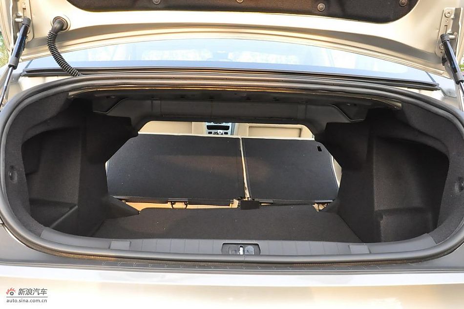 东风标致408试车实拍图