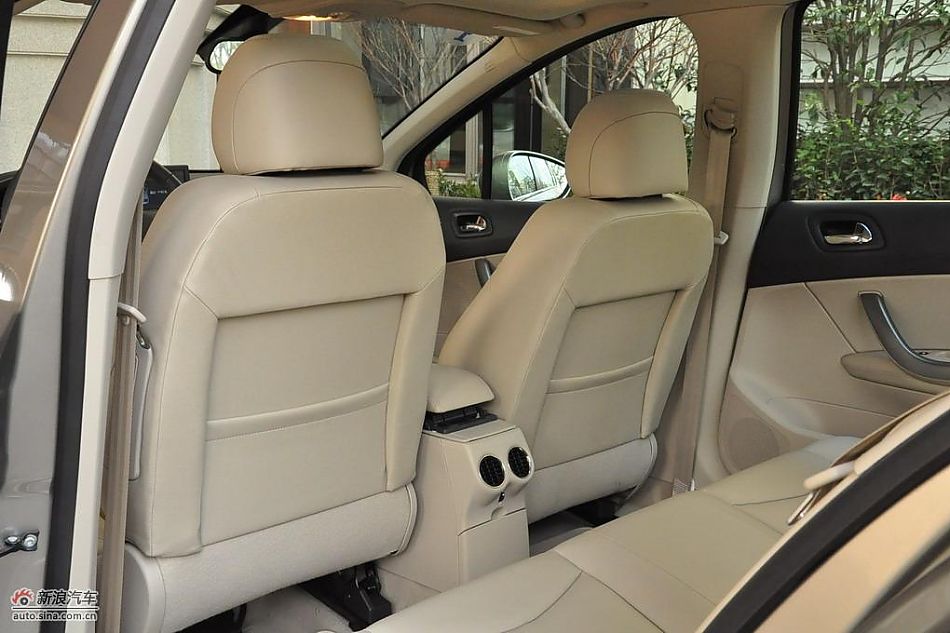 东风标致408试车实拍图