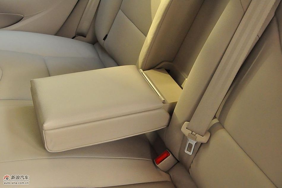 东风标致408试车实拍图