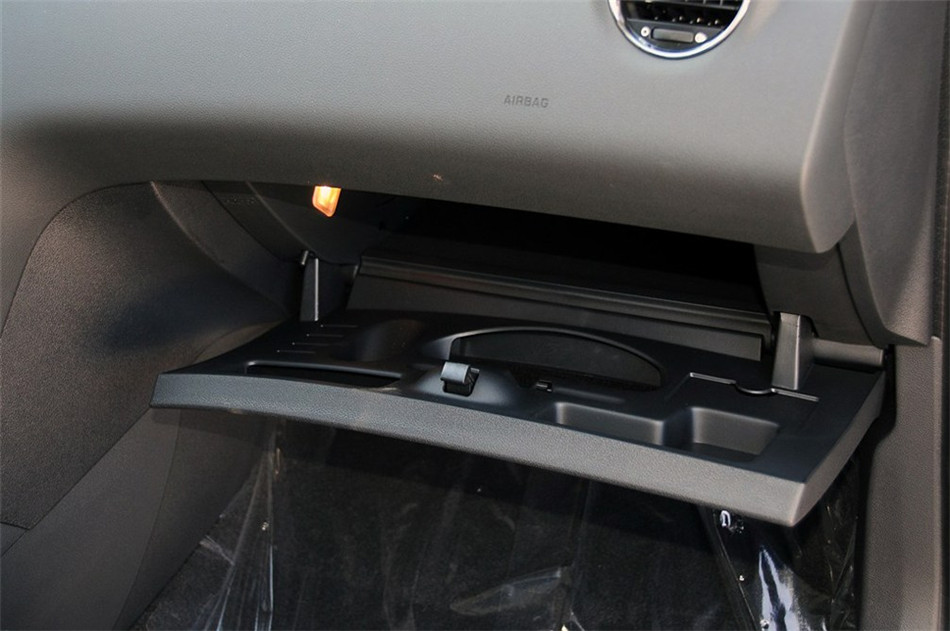 2013款东风标致408 2.0L手动舒适版