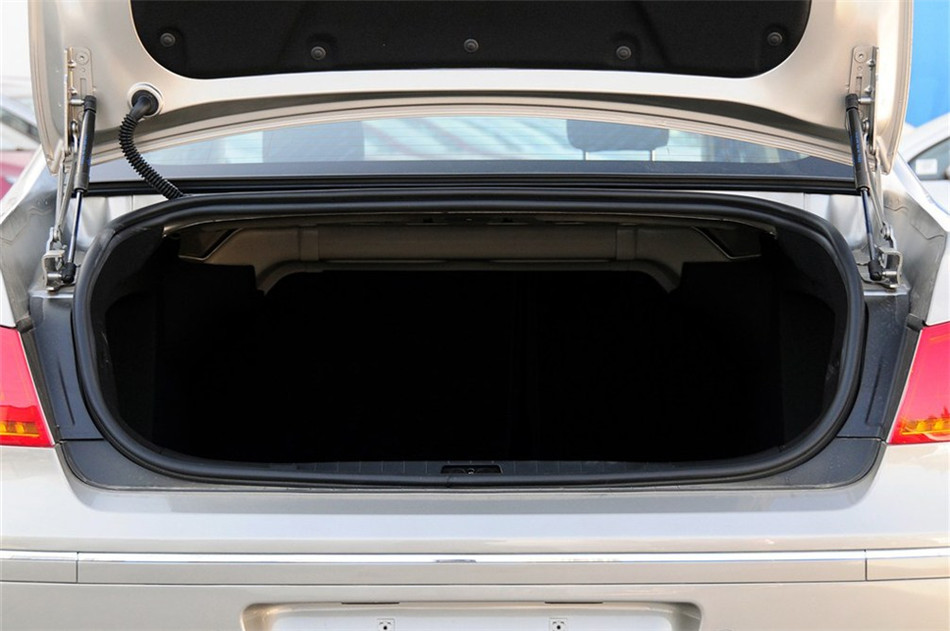 2013款东风标致408 2.0L手动舒适版