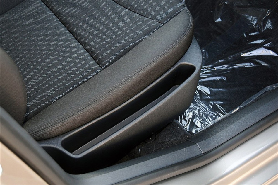 2013款东风标致408 2.0L手动舒适版