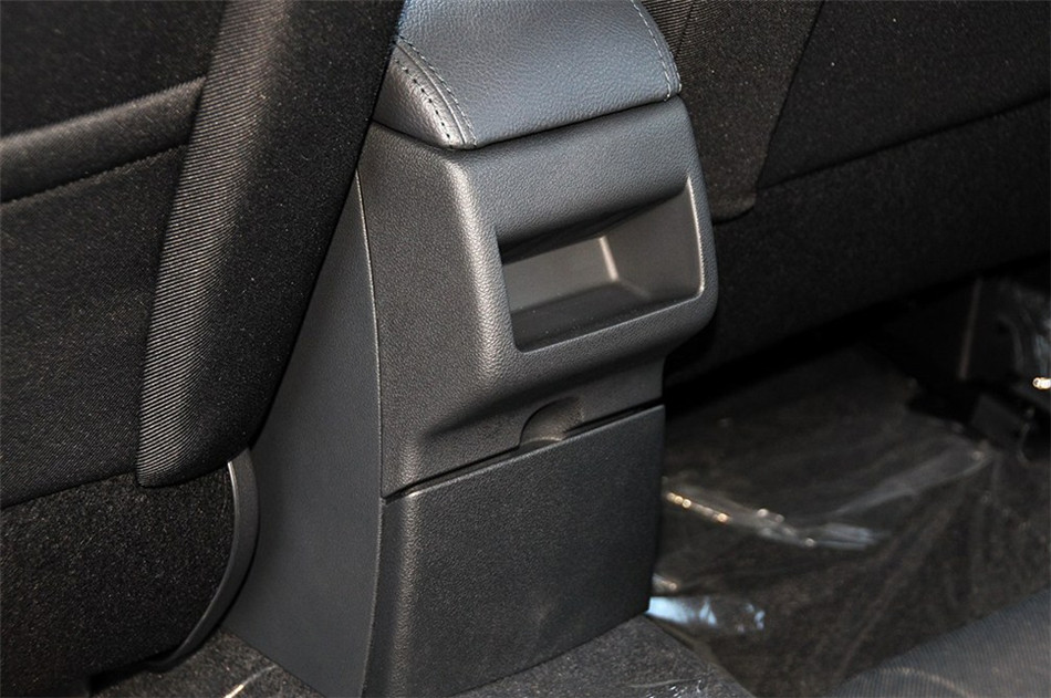 2013款东风标致408 2.0L手动舒适版