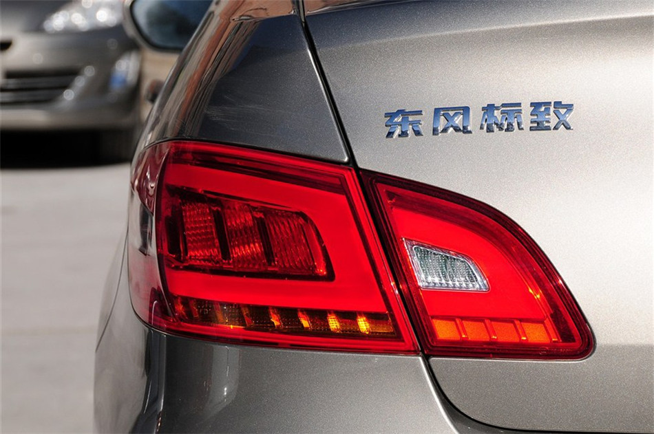 2013款东风标致408 2.0L手动舒适版