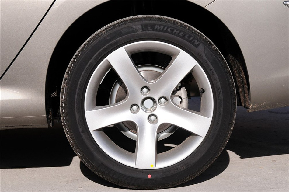 2013款东风标致408 2.0L手动舒适版