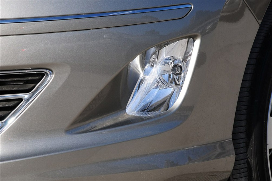 2013款东风标致408 2.0L手动舒适版