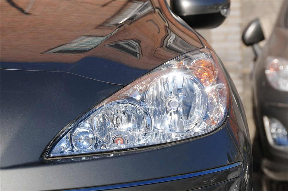 2013款东风标致408 2.0L手动舒适版