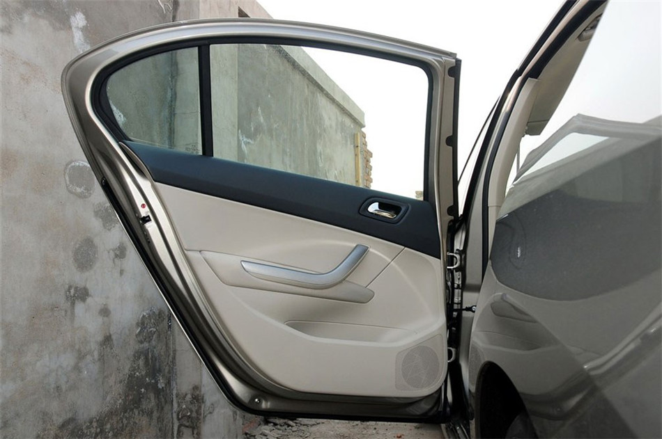 2013款东风标致408 2.0L自动豪华版