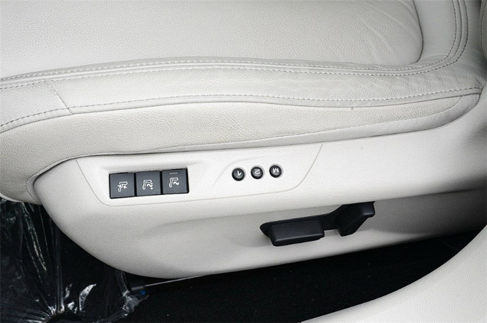 2014款 1.6T AT 至尊版 座椅空间