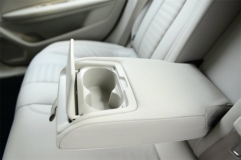 2014款 1.6T AT 至尊版 座椅空间