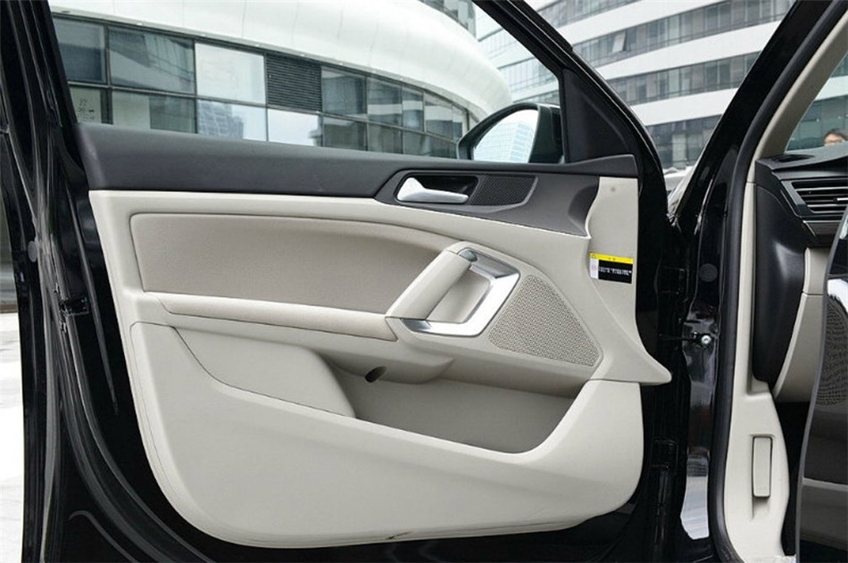 2014款 1.6T AT 至尊版 座椅空间