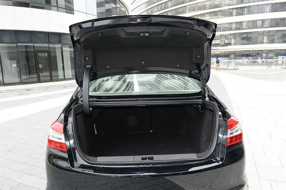 2014款 1.6T AT 至尊版 座椅空间