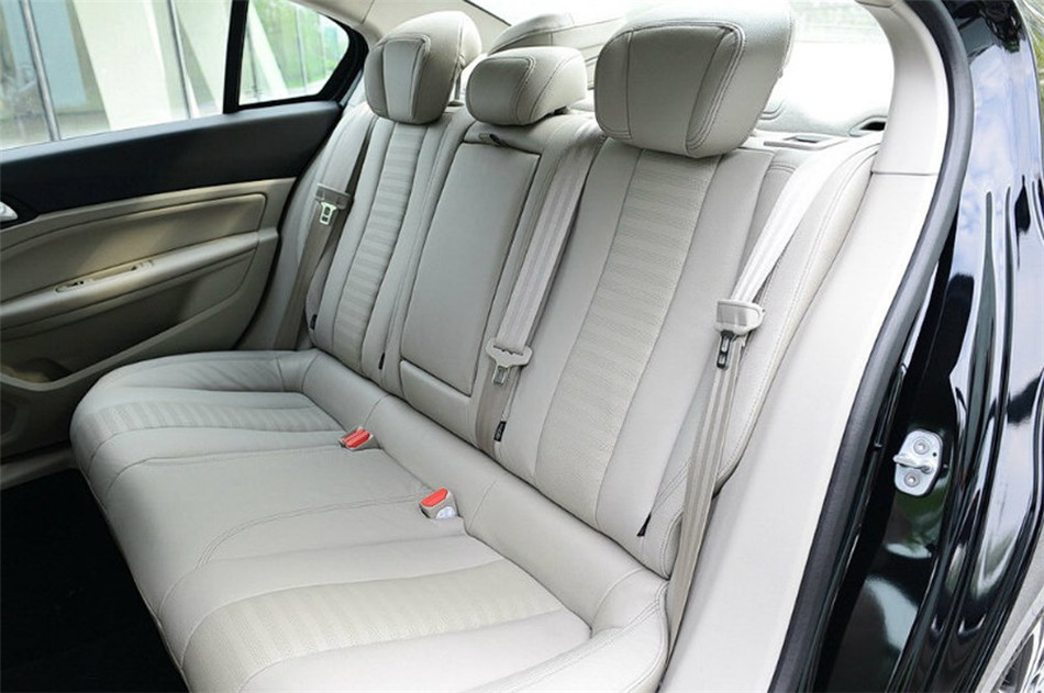 2014款 1.6T AT 至尊版 座椅空间