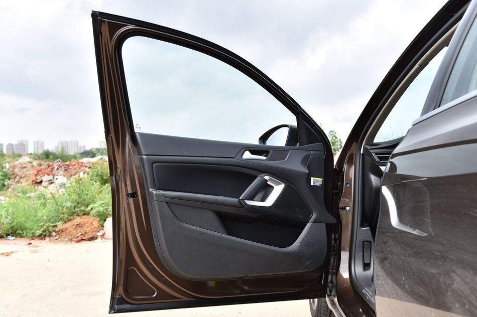 2019款 230THP 自动豪华版 座椅空间