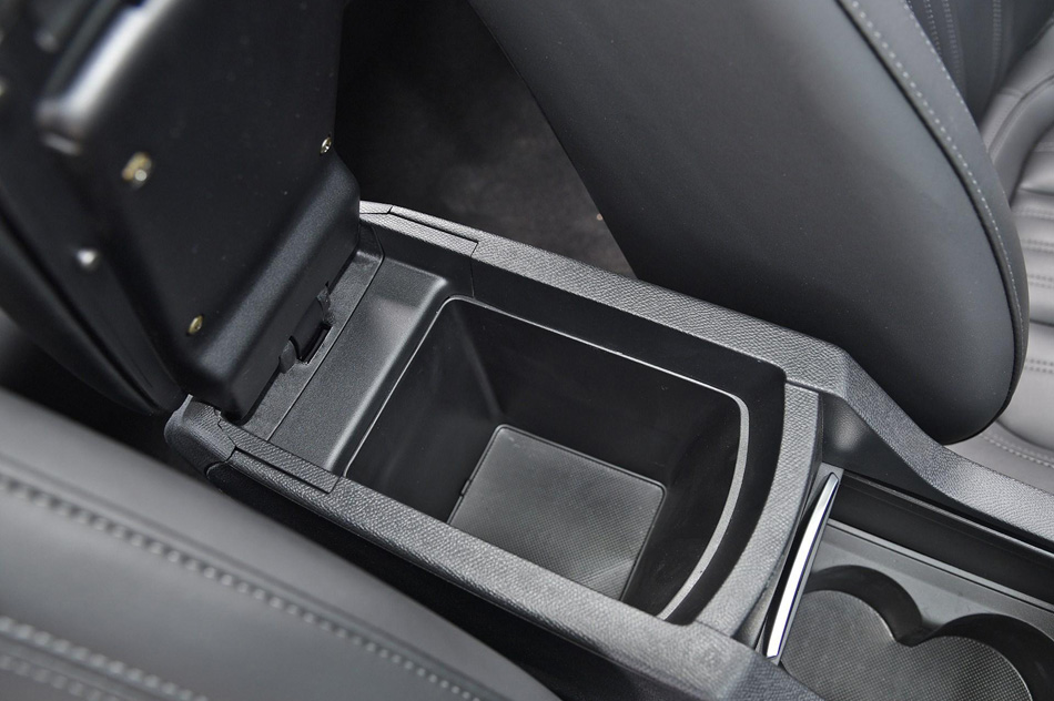 2019款 230THP 自动豪华版 座椅空间