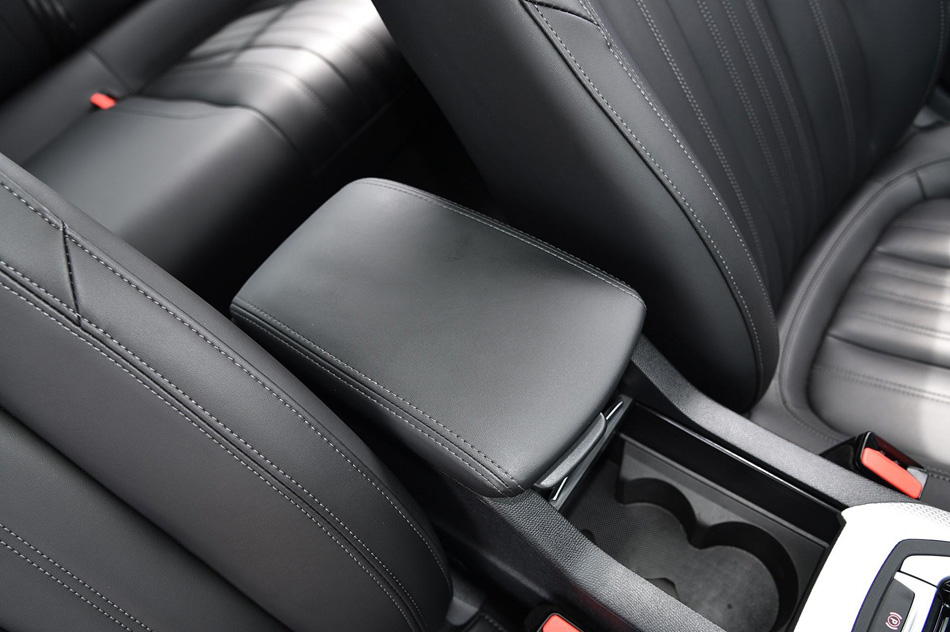 2019款 230THP 自动豪华版 座椅空间