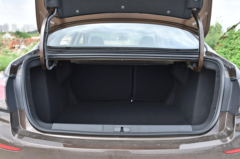 2019款 230THP 自动豪华版 座椅空间