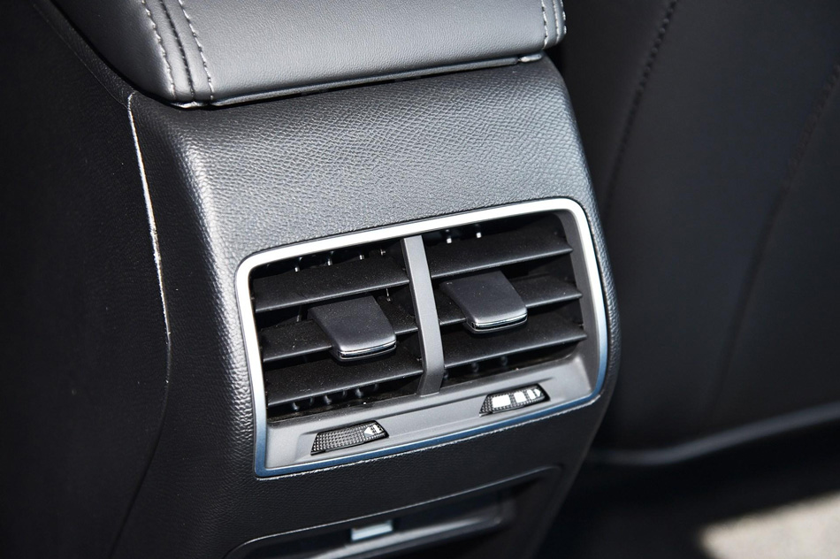 2019款 230THP 自动豪华版 座椅空间