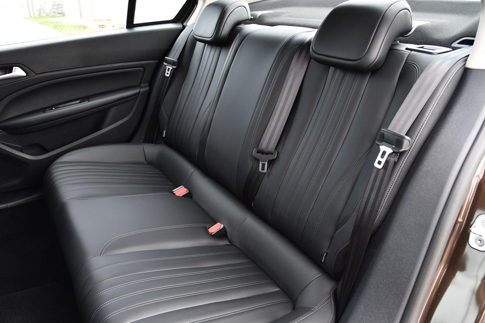 2019款 230THP 自动豪华版 座椅空间