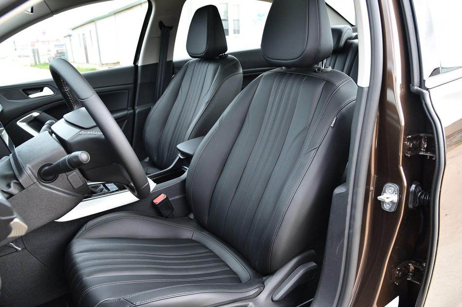 2019款 230THP 自动豪华版 座椅空间