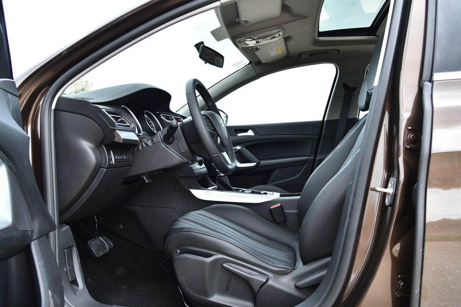 2019款 230THP 自动豪华版 座椅空间