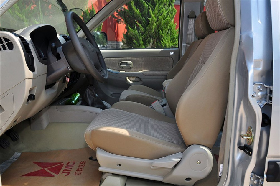 07款 2.8T 两驱 MT 柴油经济型 座椅空间