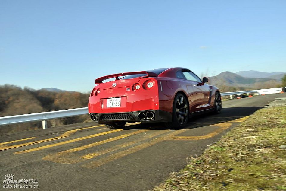 新浪汽车日本试驾新款日产GT-R预告