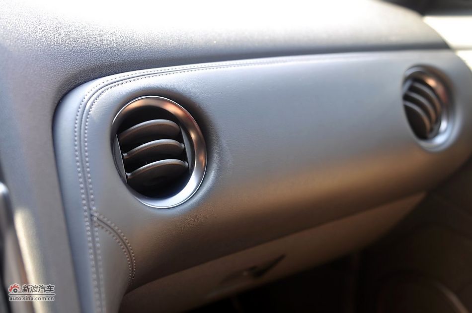 2012款日产GT-R内饰