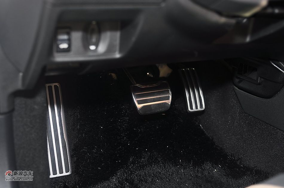 2012款日产GT-R内饰