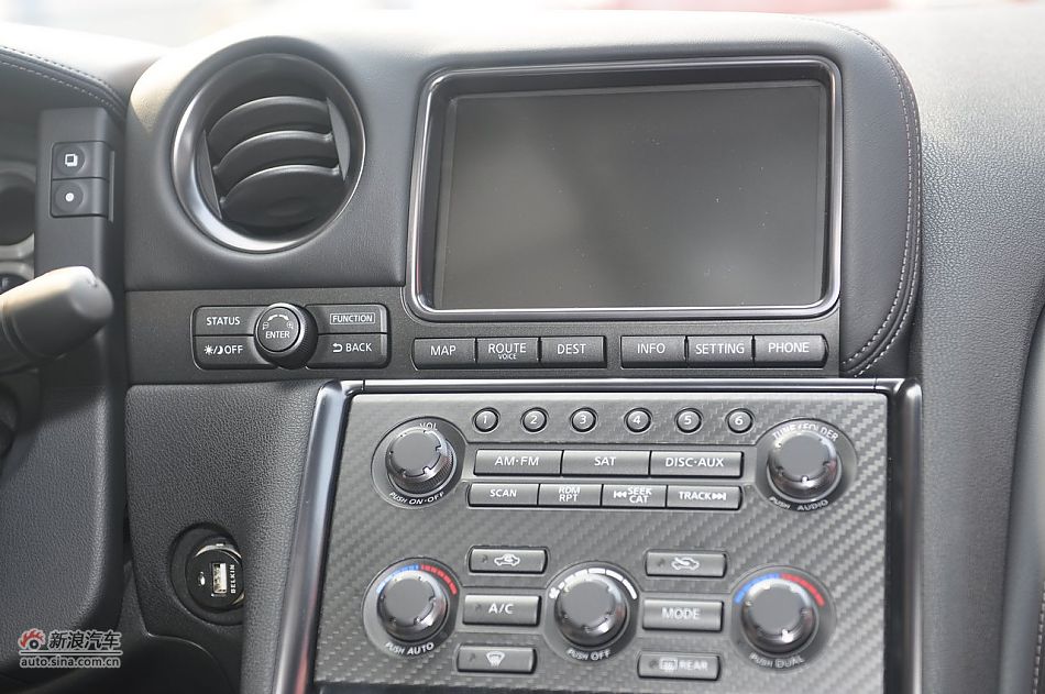 2012款日产GT-R内饰