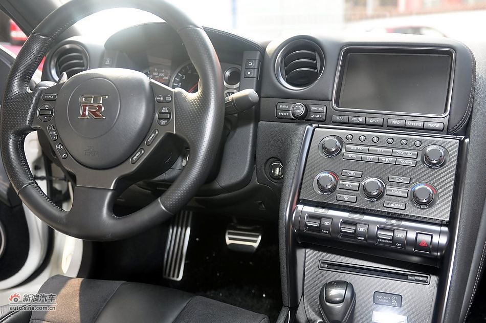 2012款日产GT-R内饰