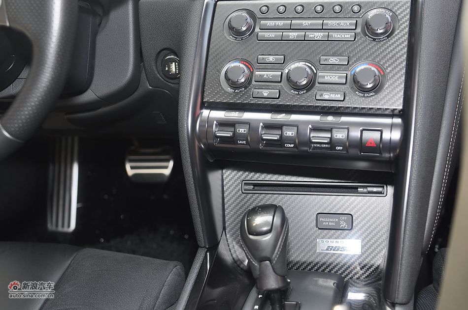 2012款日产GT-R内饰