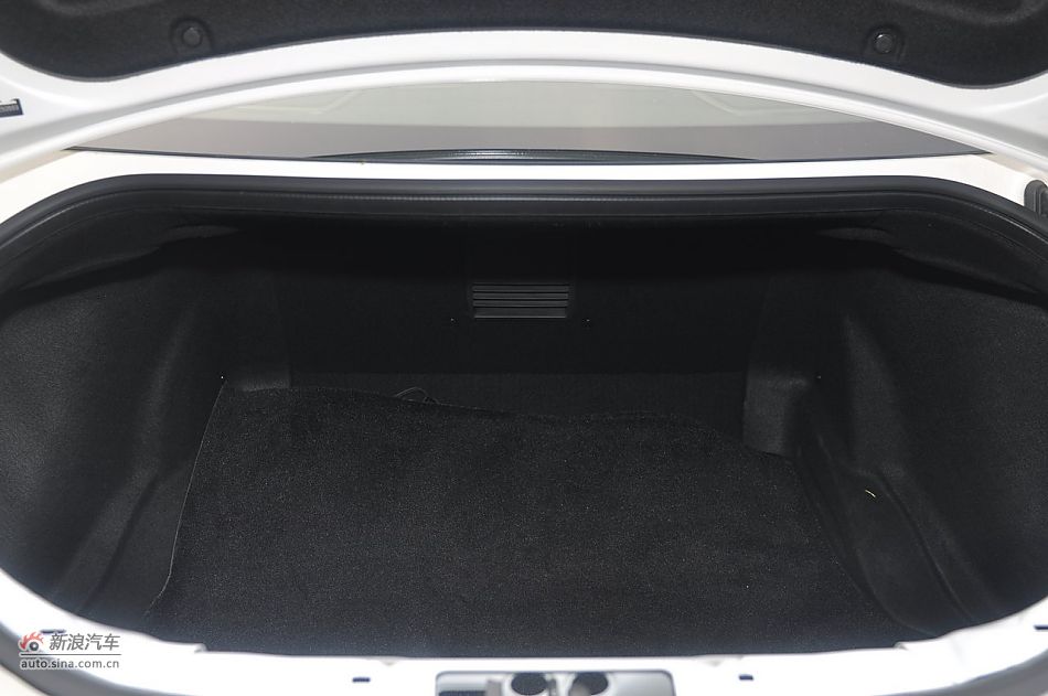 2012款日产GT-R座椅及后备箱