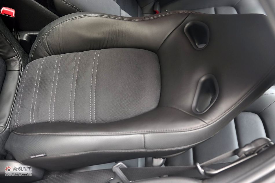 2012款日产GT-R座椅及后备箱