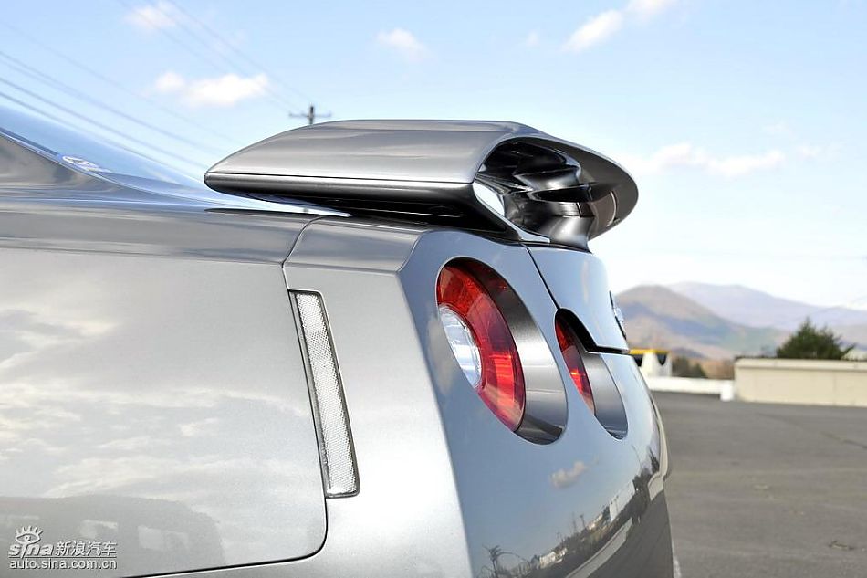 新浪汽车日本试驾新款日产GT-R预告