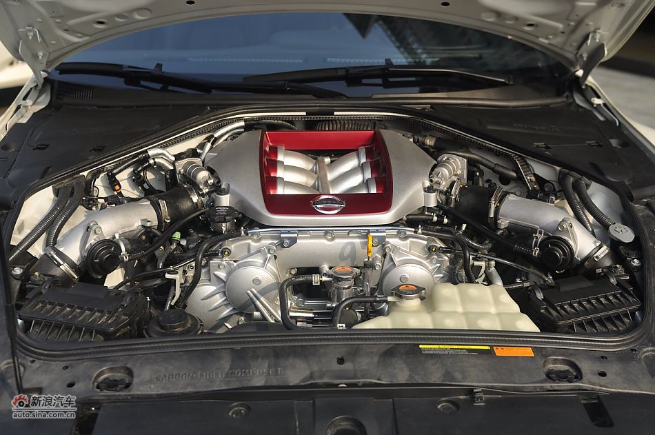 2012款日产GT-R发动机