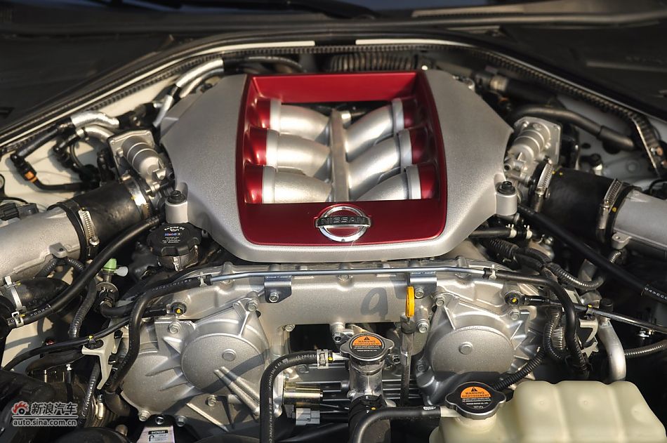 2012款日产GT-R发动机